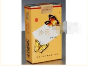 烟雨朦胧间王鹤棣户外烟雾大片尽显翩翩风度